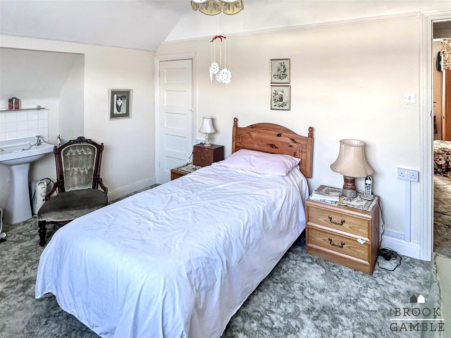 3 Bedroom House - Semi-Detached. Ocklynge Road in Eastbourne,  18